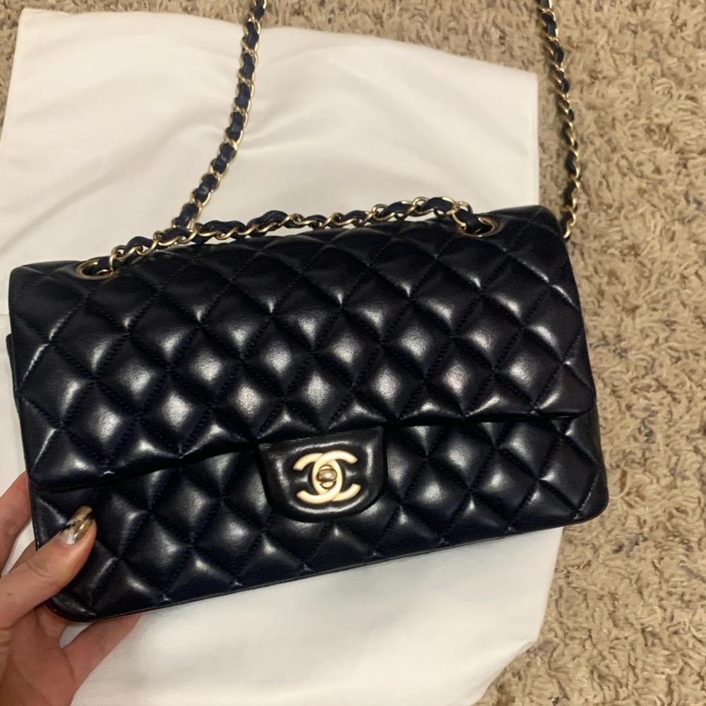 Channel- medium flap bag, good condition.